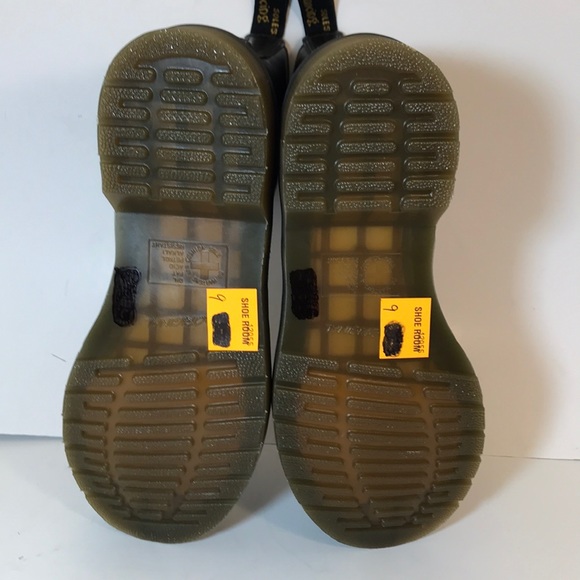 NEW Dr Martens 11821 Black 8-Eye Classic Boots 9 - Picture 4 of 7